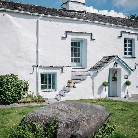 Stable End Hot Tub Stunning Cottage, Double Shower, Copper Bath And Original Beams Bowness-on-Windermere