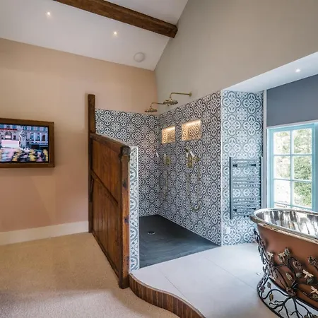 Stable End Hot Tub Stunning Cottage, Double Shower, Copper Bath And Original Beams Villa