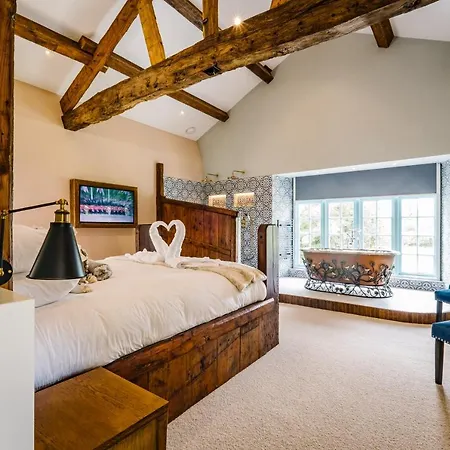 Villa Stable End Hot Tub Stunning Cottage, Double Shower, Copper Bath And Original Beams Bowness-on-Windermere