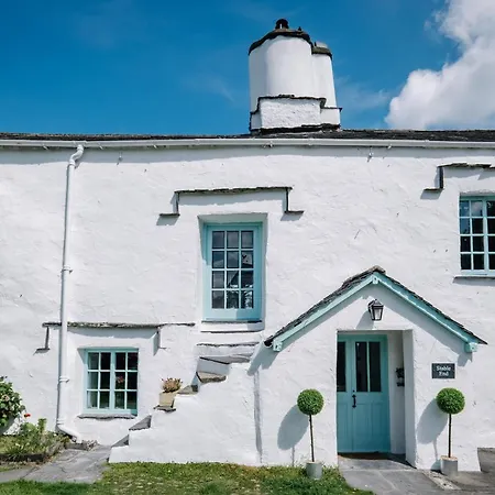 Stable End Hot Tub Stunning Cottage, Double Shower, Copper Bath And Original Beams Bowness-on-Windermere