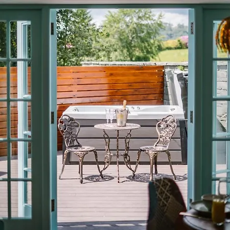 Stable End Hot Tub Stunning Cottage, Double Shower, Copper Bath And Original Beams * Bowness-on-Windermere