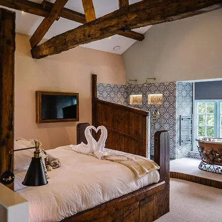 Villa Stable End Hot Tub Stunning Cottage, Double Shower, Copper Bath And Original Beams Bowness-on-Windermere