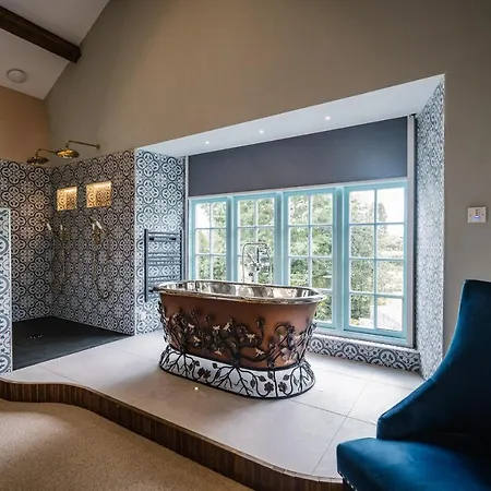 Stable End Hot Tub Stunning Cottage, Double Shower, Copper Bath And Original Beams
