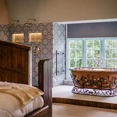 Stable End Hot Tub Stunning Cottage, Double Shower, Copper Bath And Original Beams Bowness-on-Windermere
