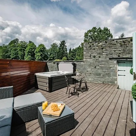 Stable End Hot Tub Stunning Cottage, Double Shower, Copper Bath And Original Beams Bowness-on-Windermere