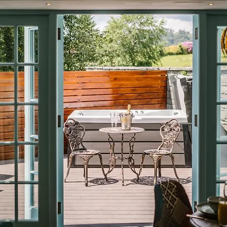 Villa Stable End Hot Tub Stunning Cottage, Double Shower, Copper Bath And Original Beams Bowness-on-Windermere