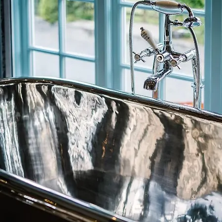 Stable End Hot Tub Stunning Cottage, Double Shower, Copper Bath And Original Beams Villa Bowness-on-Windermere