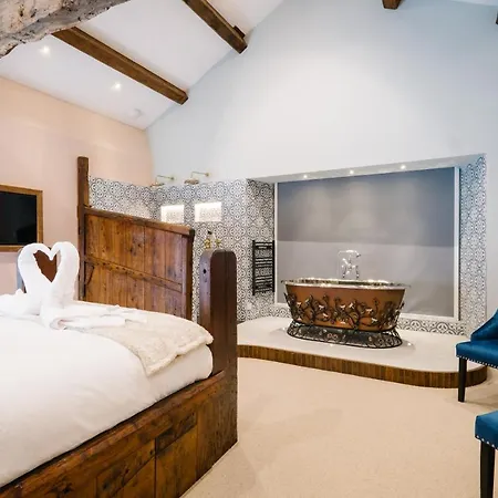 Villa Stable End Hot Tub Stunning Cottage, Double Shower, Copper Bath And Original Beams Bowness-on-Windermere
