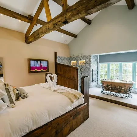 Stable End Hot Tub Stunning Cottage, Double Shower, Copper Bath And Original Beams *