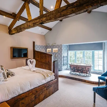 Villa Stable End Hot Tub Stunning Cottage, Double Shower, Copper Bath And Original Beams Bowness-on-Windermere