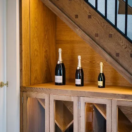 Stable End Hot Tub Stunning Cottage, Double Shower, Copper Bath And Original Beams *