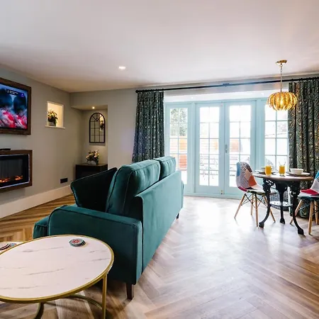 Stable End Hot Tub Stunning Cottage, Double Shower, Copper Bath And Original Beams Villa Bowness-on-Windermere