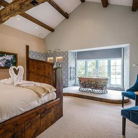 Stable End Hot Tub Stunning Cottage, Double Shower, Copper Bath And Original Beams *