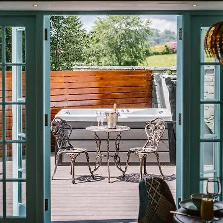 Villa Stable End Hot Tub Stunning Cottage, Double Shower, Copper Bath And Original Beams Bowness-on-Windermere