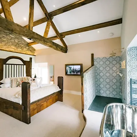 Stable End Hot Tub Stunning Cottage, Double Shower, Copper Bath And Original Beams فيلة باونيس أون وينديرمير