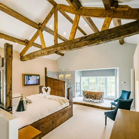 Stable End Hot Tub Stunning Cottage, Double Shower, Copper Bath And Original Beams فيلة باونيس أون وينديرمير
