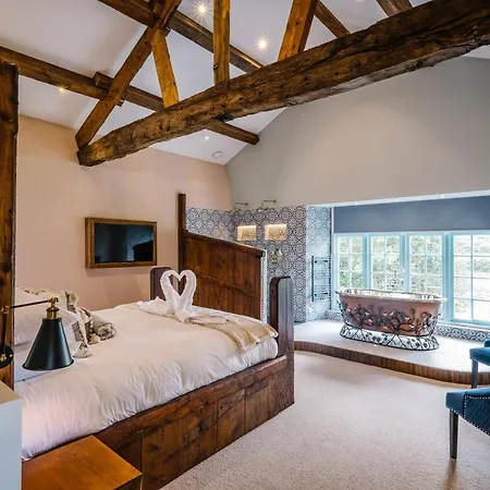Stable End Hot Tub Stunning Cottage, Double Shower, Copper Bath And Original Beams فيلة باونيس أون وينديرمير