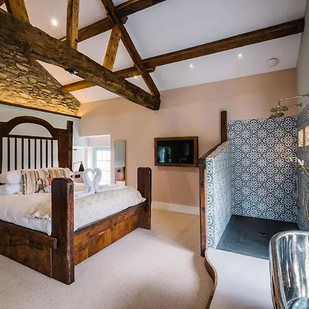 Stable End Hot Tub Stunning Cottage, Double Shower, Copper Bath And Original Beams فيلة باونيس أون وينديرمير