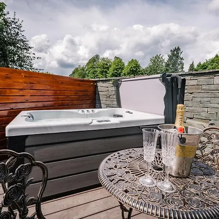 Stable End Hot Tub Stunning Cottage, Double Shower, Copper Bath And Original Beams فيلة باونيس أون وينديرمير
